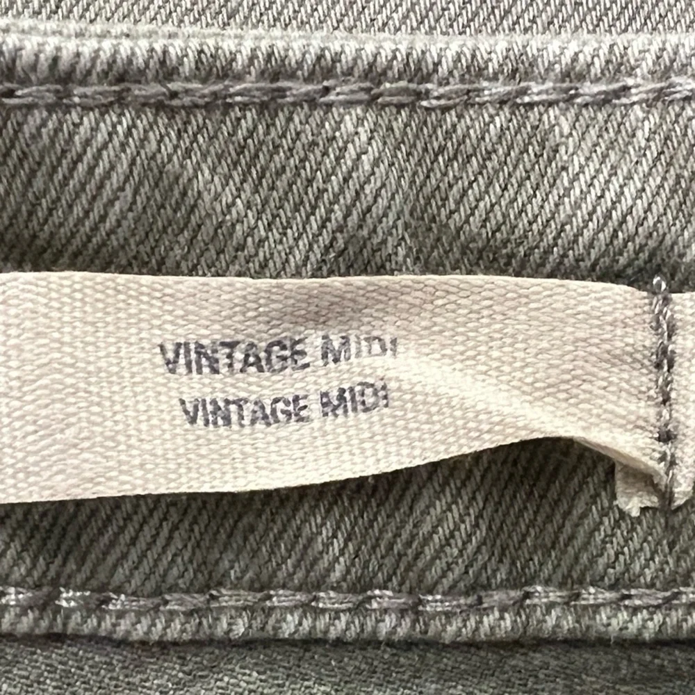 WOMEN'S High-Rise Midi Jean Shorts - Universal Thread - 12 - Picture 7 of 12